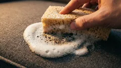 15分で古いソファが新品のように生まれ変わった――クリーニングに出さずに